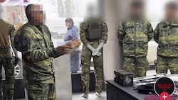 Antreten im Army-Store: Der Unteroffizier mit seinen Rekruten.