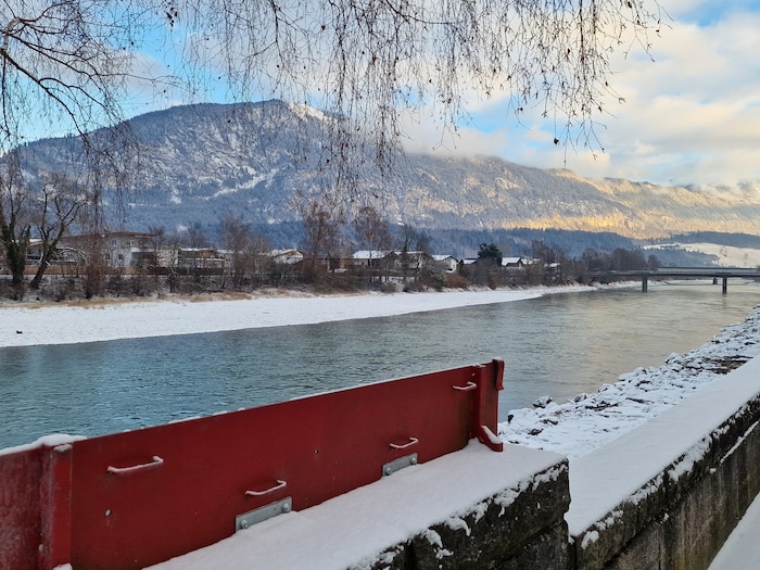 Rattenberg hat einen mobilen Hochwasserschutz (Vordergrund). Das gegenüberliegende Kramsach ...