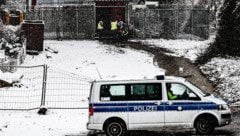 Die Polizei ist an der Kabelbrücke im Einsatz, an der ein Brand den Blackout ausgelöst haben ...