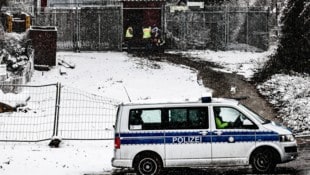 Die Polizei ist an der Kabelbrücke im Einsatz, an der ein Brand den Blackout ausgelöst haben ...