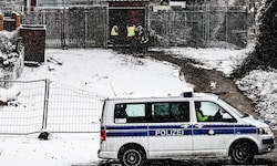 Die Polizei ist an der Kabelbrücke im Einsatz, an der ein Brand den Blackout ausgelöst haben ...