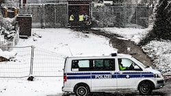 Die Polizei ist an der Kabelbrücke im Einsatz, an der ein Brand den Blackout ausgelöst haben ...