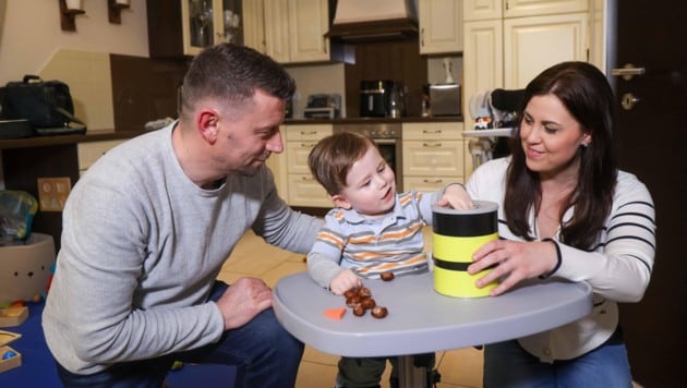 Die Eltern Tanja und Roland mit ihrem kleinen Kämpfer. Das spezielle Gestell soll den 2-Jährigen ...