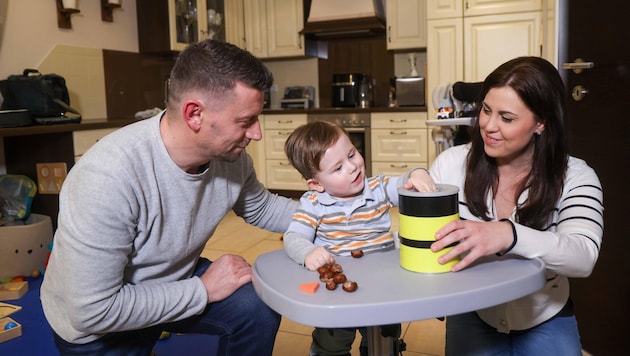 Die Eltern Tanja und Roland mit ihrem kleinen Kämpfer. Das spezielle Gestell soll den 2-Jährigen ...