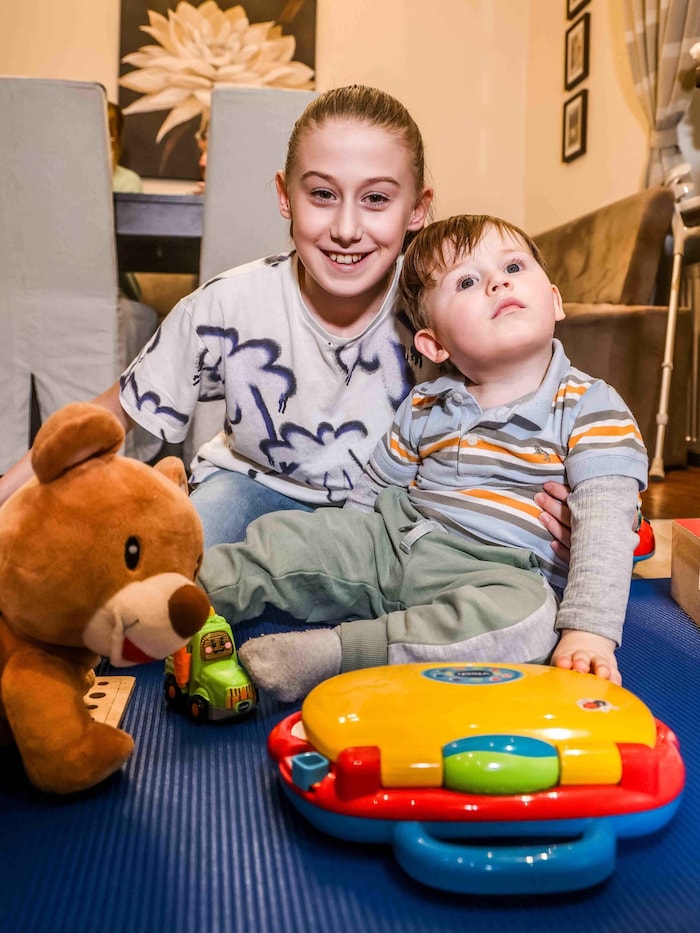 Benedikt mit seiner großen Schwester Magdalena (10).