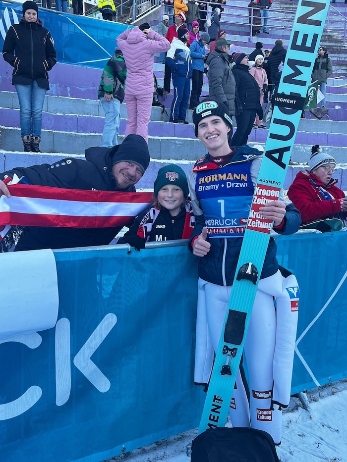 Niklas Bachlinger wurde von den Fans am Bergisel gefeiert.