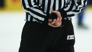 Die Schiedsrichter haben es im Eishockey nicht immer leicht.