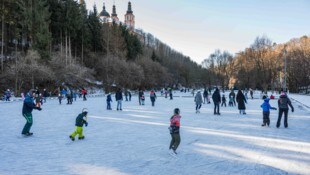 Am Mariatroster Teich in Graz kommen Eisläufer seit Neujahr auf ihre Kosten.