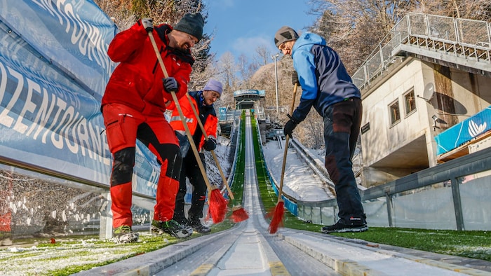 Im Anlauf schwingen die Herren die Besen: Die Springer spüren jedes Bröserl in der Spur, das ...