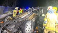 Bei dem Unfall mit zwei Urlauberautos wurden zehn Menschen verletzt.