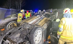 Bei dem Unfall mit zwei Urlauberautos wurden zehn Menschen verletzt.