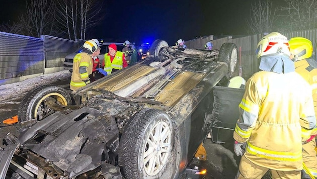 Bei dem Unfall mit zwei Urlauberautos wurden zehn Menschen verletzt.