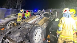 Bei dem Unfall mit zwei Urlauberautos wurden zehn Menschen verletzt.