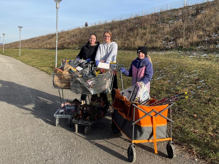 Diese drei jungen Mädchen säuberten freiwillig die Umwelt in ihrem Stadtteil.