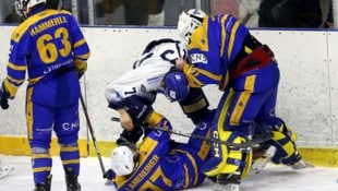 Josef Kuess Im Infight: Benji Petrik und Alhofens Goalie Fabian Horn