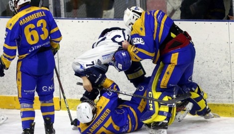 Im Infight: Benji Petrik und Alhofens Goalie Fabian Horn