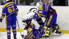 Im Infight: Benji Petrik und Alhofens Goalie Fabian Horn