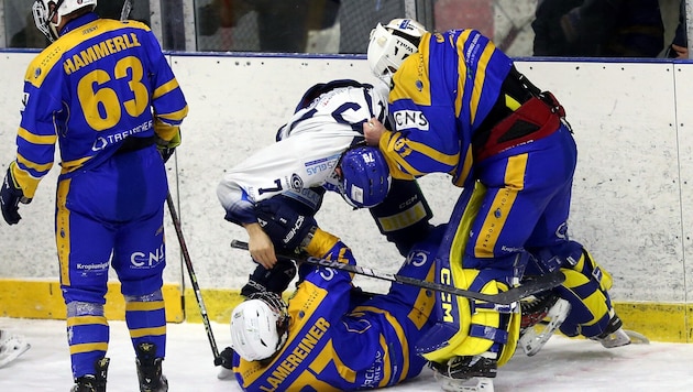 Im Infight: Benji Petrik und Alhofens Goalie Fabian Horn