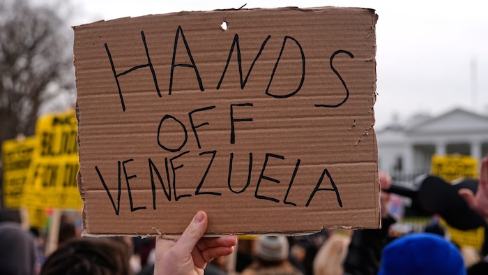 In den USA versammelten sich einige Menschen vor dem Weißen Haus, um gegen den Angriff auf ...