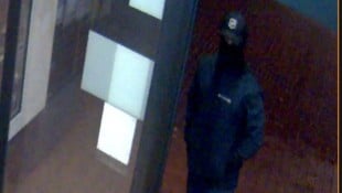 Die deutsche Polizei hat jetzt Fahndungsfotos von dem spektakulären Tresor-Einbruch ...