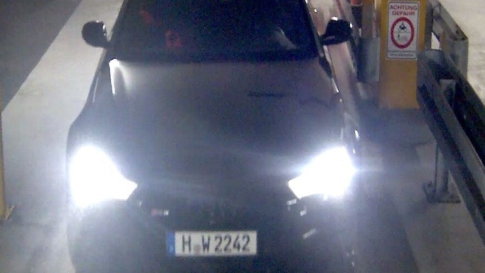 Dieses schwarze Auto ist auf den Aufnahmen der Überwachungskameras zu sehen.
