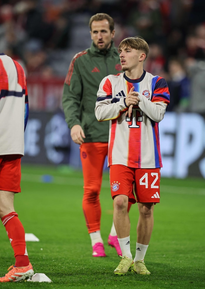 Lennart Karl (re.) und Harry Kane (im Hintergrund)