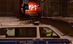 Am Samstagmorgen wurde ein Container in Brand gesetzt, sodass die darüberlaufende wichtige ...