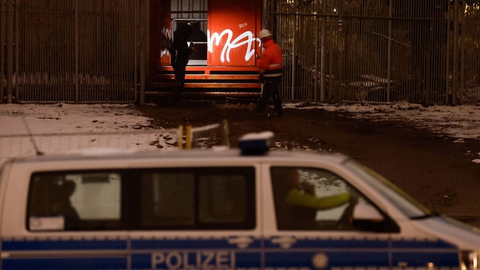 Am Samstagmorgen wurde ein Container in Brand gesetzt, sodass die darüberlaufende wichtige ...