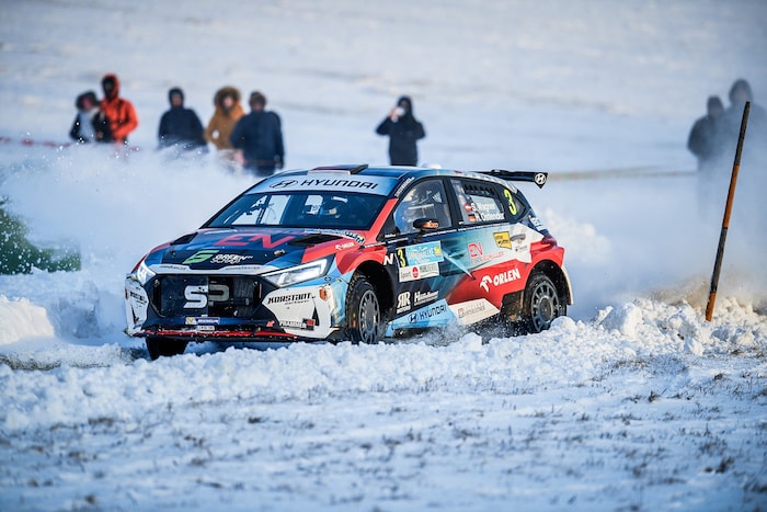 Simon Wagner scheint sich am Weg zu seinem ersten Jännerrallye-Sieg nur noch selbst schlagen zu ...