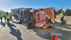 Auf der Südautobahn (A2) ist am Samstag ein Fahrzeug des Asfinag-Streckendienstes von einem Pkw ...