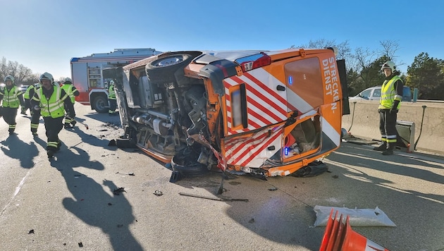 Auf der Südautobahn (A2) ist am Samstag ein Fahrzeug des Asfinag-Streckendienstes von einem Pkw ...