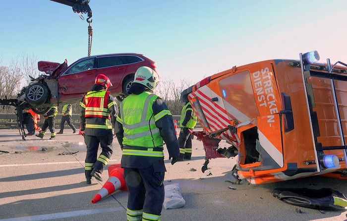 Die Trümmerteile waren durch die Kollision über mehrere Fahrstreifen verteilt.