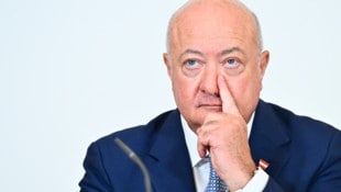 Hiobsbotschaft für Kanzler und ÖVP-Chef Christian Stocker: Das ohnehin große Loch in der Kassa ...