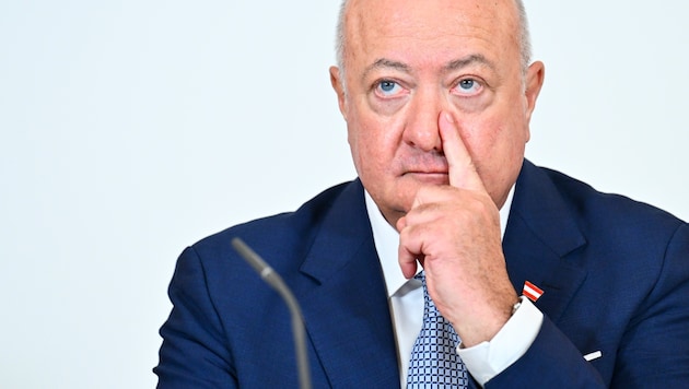 Hiobsbotschaft für Kanzler und ÖVP-Chef Christian Stocker: Das ohnehin große Loch in der Kassa ...