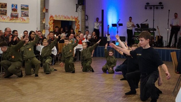 Die Eröffnungspolonaise der FF Rudersdorf im Vorjahr.