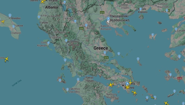 Noch vor wenigen Stunden war der Himmel über Griechenland ungewohnt leer.