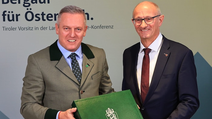 Steiermarks LH Mario Kunasek (FPÖ, li.) übergab das Zepter samt Geschenk an Tirols LH Anton ...