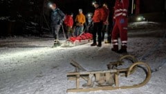 Der Verletzte wurde mit der Universaltrage bis zur befestigten Straße gebracht und der Rettung ...