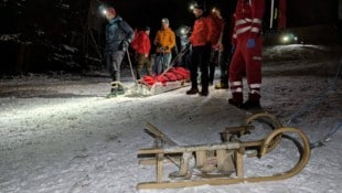 Bergrettung Gmunden Der Verletzte wurde von Helfern abtransportiert.