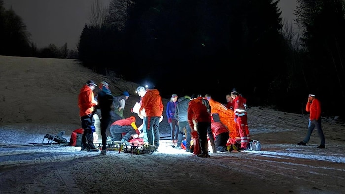 Einsätzkräfte kümmerten sich um den Wiener.