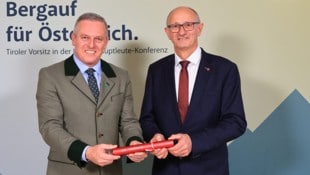 Steiermarks LH Mario Kunasek (FPÖ, li.) übergab das Zepter an Tirols LH Anton Mattle (ÖVP).