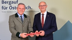 Steiermarks LH Mario Kunasek (FPÖ, li.) übergab das Zepter an Tirols LH Anton Mattle (ÖVP).