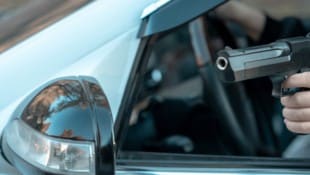 Der 22-Jährige zog mit dem Wagen gleichauf und soll plötzlich mit einer Schusswaffe auf die ...