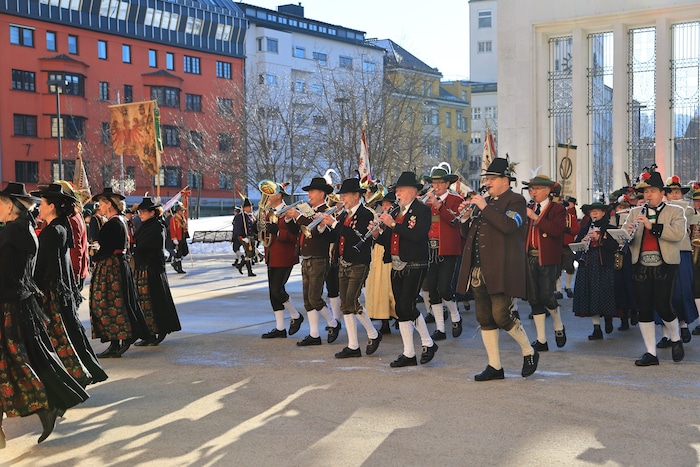 Die Bürgermeisterkapelle Schwaz, die Schützenkompanie Amras und Abordnungen der Tiroler ...