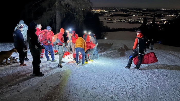 Der 28-Jährige blieb schwer verletzt auf der Piste liegen.