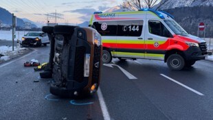 Das Auto blieb auf der Seite liegen.