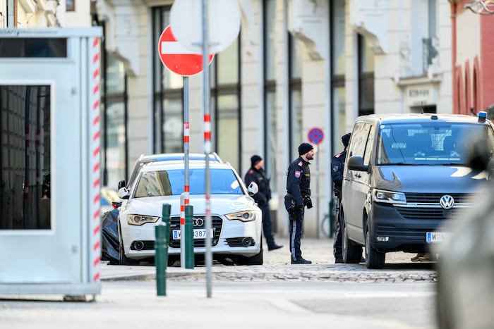Ein Entschärfungsdienst rückte an und entfernte die Granate.