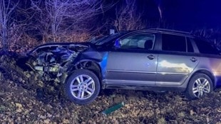 Der Lenker durchbrach mit seinem Pkw das Brückengeländer und krachte in die Böschung. 