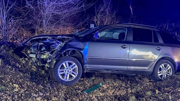 Der Lenker durchbrach mit seinem Pkw das Brückengeländer und krachte in die Böschung.