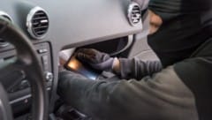 Der 33-jährige Autobesitzer erwischte den Dieb auf frischer Tat und hielt ihn gemeinsam mit ...